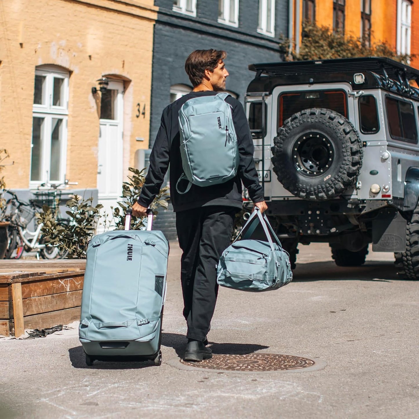 thule bag chasm wheeled duffel black